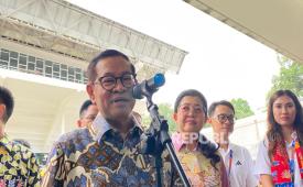 Gubernur Jakarta Pramono Anung saat memberikan keterangan di kawasan GBK, Jakarta Pusat, Kamis (23/10/2025).