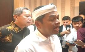 Gubernur Jawa Barat Kang Dedi Mulyadi (KDM) menjawab pertanyaan wartawan usai rapat dengan Badan Anggaran DPRD Provinsi Jabar, Senin (3/3/2025) malam.  