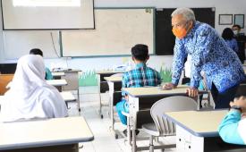 Governor of Central Java, Ganjar Pranowo while monitoring at several schools, in Salatiga City, Wednesday (17/3). This monitoring is carried out to ensure the readiness of the Face-to-Face Learning (PTM) implementation plan.