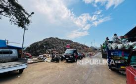 Gunungan sampah setinggi 6 meter tampak belum diangkut dari Pasar Induk Kramat Jati, Jakarta Timur, Ahad (29/3/2026).