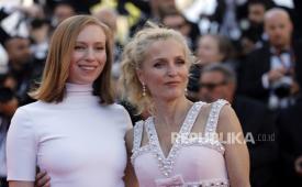 Hannah Einbinder (kiri).  Aktris Hannah Einbinder dan Susan Sarandon termasuk di antara sekitar 100 demonstran yang ditahan polisi di New York City saat memprotes Perdana Menteri Israel Benjamin Netanyahu, yang dijadwalkan berpidato di Majelis Umum PBB. 