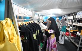 Hasil kreasi buatan para anggota Amanah dijual dalam Expo PON XXI Aceh-Sumut 2024 di Lapangan Blang Padang, Banda Aceh.