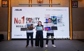 Head of Public Relations & Digital ASUS Indonesia, Brama Setyadi (kiri), Country Marketing Manager ASUS Indonesia, Davina Larissa (tengah), dan Technical Public Relations Adrian Pradipta (kanan) pada saat acara bertajuk ASUS No.1 Quality & Service 2026 untuk memperkenalkan program purnajual dan garansi terbarunya kepada media dan rekan kreator lokal di Daerah Istimewa Yogyakarta di Artotel Suites Bianti, Kota Yogyakarta, Selasa (15/9/2026).. 