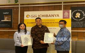 Hendra Utama selaku perwakilan LPPOM MUI menyerahkan sertifikasi halal kepada restoran Curry House Coco Ichibanya lndonesia, Kamis (30/10/2025).
