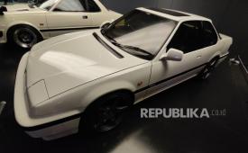 Honda Prelude generasi ketiga (kanan) dan generasi pertama.