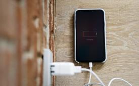 HP sedang dicharger (ilustrasi). Ada risiko yang perlu dipertimbangkan saat membiarkan charger terus tercolok.