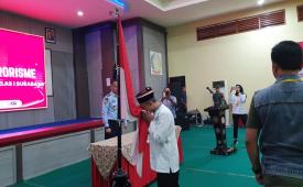 Ikrar setia kepada NKRI yang dilaksanakan dua napiter Lapas Kelas I Surabaya.