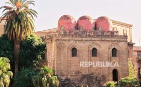 ILUSTRASI Bagian luar dari Gereja San Giovanni degli Eremiti di Palermo, Sisilia. Bangunan tua di pulau selatan Italia itu menampilkan kekhasan arsitektur Islam.