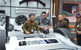 Ilustrasi mengecek kendaraan listrik.