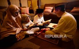 Ilustrasi sekeluarga mengaji, mengaji sekeluarga, mengaji bersama, ngaji bersama.