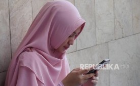 Ilustrasi Wanita berjilbab/wanita main gadget. Ilustrasi Muslimah (Republika/Darmawan)