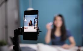 Influencer (ilustrasi). Pemerintah China menerapkan aturan baru bagi para influencer yang membahas topik sensitif seperti kedokteran, hukum, pendidikan, dan keuangan.