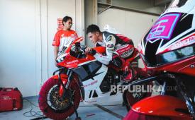 ITDC mengajak dua pembalap Indonesia, Mario Suryo Aji dan Veda Ega Pratama, menjalani sesi free practice di Pertamina Mandalika International Circuit pada 21–22 Juli 2026. 