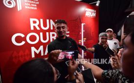 Ivar Jenner mengambil racepack Merdeka Run pada Sabtu petang.