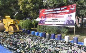 Jajaran Polresta Cirebon memusnahkan ribuan minuman keras (miras) 