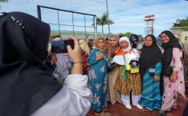 Jamaah calon haji berfoto bersama sanak saudara di pelataran parkir Masjid Babusalam Bandara DEO Kota Sorong, Papua Barat, Selasa (28/6/2022). Sebanyak 108 jamaah calon haji dari kloter 17 Kota Sorong, diberangkatkan menuju embarkasi Makasar untuk selanjutnya akan bergabung bersama jamaah calon haji kloter 17 dari sejumlah Daerah di Papua Barat dan Gorontalo. 