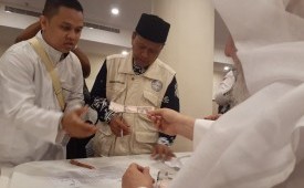 Jamaah haji Aceh menerima uang pemberian wakaf dari Baitul Asyi di Hotel 221 kawasan Syisah, Makkah, Senin (29/7). Setiap orang jamaah asal Aceh, berhak mendapatkan uang wakaf 1200 riyal per orang dari Baitul Asyi setiap tahunnya. 