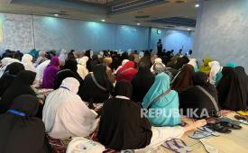 Jamaah haji asal Tanggamus Lampung mengikuti Bimbingan Ibadah Haji  di mushola hotel kawasan Syisyah, Makkah, Rabu (21/5/2025).