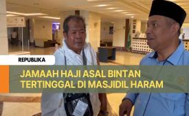 Jamaah haji Indonesia asal Bintan, Ahmad Fadil diantarkan petugas ke hotelnya tempat menginap setelah sempat tertinggal rombongan di Masjidil Haram, Senin (12/5/2025)..