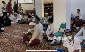 Jamaah haji Indonesia membaca Alquran sebelum pelaksanaan sholat Jumat yang digelar di Mushola Nisa di Makkah, Jumat (23/5/2025). 