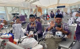 Jamaah Haji Indonesia tampak sedang santai setibanya di Tanah Suci, Jumat (2/5/2025).