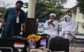 Jamaah haji Kalimantan Tengah menunggu dijemput oleh keluarga dan kerabat setibanya di Gedung Palampang Tarung, Palangka Raya, Kalimantan Tengah, Ahad (31/7/2022). 