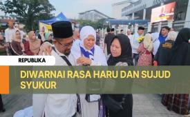 Jamaah haji kloter pertama tiba di Asrama Haji Pondok Gede, Jakarta, Kamis (12/6/2025). Sebanyak 393 jamaah haji embarkasi JKG (Jakarta Pondok Gede) DKI Jakarta tiba di Asrama Haji Pondok Gede sekitar pukul 04.25 WIB. Para jamaah dibantu petugas haji saat hendak turun dari bus menuju ruang tunggu di aula Asrama Haji Pondok Gede untuk mengikuti seremonial penyambutan dari Menteri Agama Nasaruddin Umar secara daring.