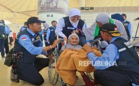 Jamaah haji tertua Mbah Sumbuk tiba di Bandara King Abdul Aziz, Jeddah, Ahad (15/5/2025). Mbah Sumbuk disambut petugas yang menyapa dengan senyum. 