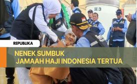 Jamaah haji tertua Sumbuk Soma Dikrama (109) disambut Petugas Haji saat tiba di Bandara King Abdul Aziz, Jeddah, Ahad (15/5/2025).