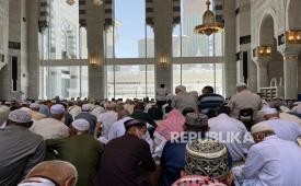 Jamaah Indonesia ikut memadati area perluasan Masjidil Haram untuk melaksanakan shalat Jumat. 