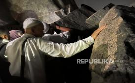 Jamaah mengantre masuk ke dalam Gua Hira pada Sabtu (14/6/2025) pagi menjelang Subuh. Gua Hira menjadi tempat pertama kali Nabi Muhammad SAW menerima wahyu.