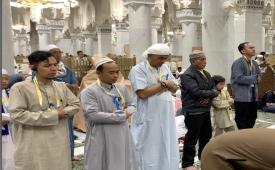 Jamaah umroh Abhinaya Tour and Travel Haji Umroh melaksanakan qiyamul lail di Masjidi Haram, Mekkah.