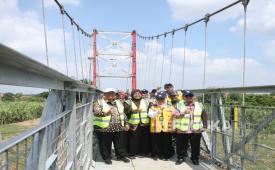Jembatan gantung penghubung Desa Babakan Losari Lor, Kecamatan Pabedilan, Kabupaten Cirebon, Jawa Barat, dengan Desa Babakan Losari, Kecamatan Losari, Kabupaten Brebes, Jawa Tengah, diresmikan, Sabtu (23/8/2025). Dengan adanya jembatan gantung itu, akses warga di Cirebon – Brebes hanya lima menit. 