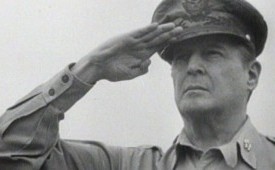  Jenderal Douglas MacArthur.memimpin pasukan Angkatan Darat Amerika Serikat (AS) dalam upaya merebut Kepulauan Filipina dari Jepang pada 9 Januari 1945.