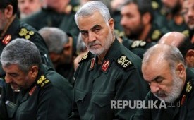 Jenderal Qassem Soleimani (tengah). Pemimpin Kurdi Irak Masoud Barzani, mengatakan, mendiang komandan Korps Pengawal Revolusi Islam Iran (IRGC) Qassem Soleimani mendukung invasi Amerika Serikat (AS) ke Irak. 