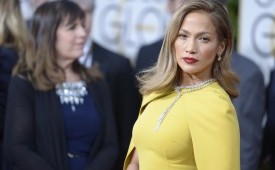 Jennifer Lopez atau J.Lo. J.Lo dituding bersikap saat berada pada sesi Glambot di Golden Globes 2026.