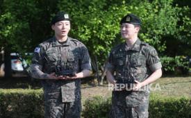 Jimin (kanan) dan Jungkook (kiri), anggota grup K-pop BTS, bertemu penggemar mereka di sebuah stadion di Yeoncheon, Korea Selatan, pada Rabu (11/6/2025). setelah menyelesaikan wajib militer (wamil) Korea Selatan.