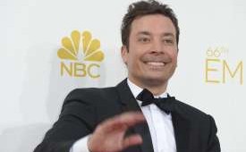 Presenter Jimmy Fallon. Fallon menyita perhatian setelah me-roasting Donald Trump lewat segmen komedi yang menampikkan kompilasi momen paling memalukan sang presiden. Hal ini dilakukan tak lama setelah setelah serangan militer AS ke Iran yang memicu ketegangan global.