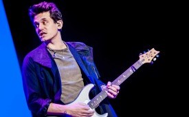Musisi John Mayer. Selain aktif berkarya, musisi John Mayer juga dikenal atas komitmennya mendanai penelitian mengenai gangguan stres pascatrauma (PTSD) yang dialami veteran perang.