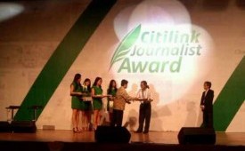 Jurnalis ROL, Chairul Akhmad (dua dari kanan), saat menerima piagam penghargaan dalam acara CJA 2012, di Annex Building, Wisma Antara, Jakarta, Rabu (12/12).