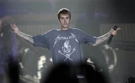 Penyanyi Justin Bieber. Bieber akan bergabung dalam deretan bintang yang akan memeriahkan pertunjukan Final Halftime Show Piala Dunia 2026 di MetLife Stadium, AS. Penyanyi pop asal Kanada itu akan tampil bersama Madonna, Shakira, dan grup K-pop BTS dalam pertunjukan paruh waktu bergaya Superbowl tersebut.