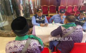 Kadaker bandara memberikan edukasi kepada jamaah yang kopernya disita (MCH 2025)