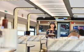 KAI Services menghadirkan layanan dining car di kereta cepat Whoosh mulai Kamis (4/6/2026).