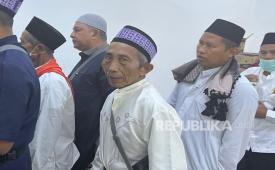 Kakek Kasbandi (tengah), seorang jamaah lansia yang kini berusia 80 tahun, saat ditemui Republika usai shalat Jumat di Mushola Nisa, Makkah, Jumat (23/5/2025).