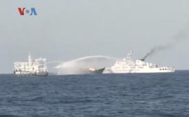 Kapal penjaga pantai Cina mengerahkan meriam air ke kapal Filipina di Laut Cina Selatan.