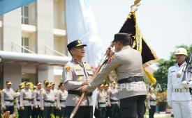 Kapolda Jawa Tengah (Jateng) baru, Irjen Pol Roy Hardi Siahaan (kiri), bersama mantan Kapolda Jateng, Irjen Pol Ribut Hari Wibowo (kanan), mengikuti Upacara Serah Terima Pataka Maneka Tunggal Dharma di Mapolda Jateng, Kota Semarang, Selasa (6/10/2026).