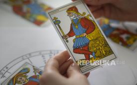 Kartu tarot (ilustrasi). Psikolog mengingatkan adanya potensi risiko ketika seseorang terlalu bergantung pada narasi yang ditawarkan pada tarot. 