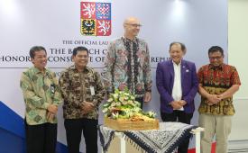 Kedutaan Besar Republik Ceko secara resmi membuka Kantor Perwakilan Konsulat Jenderal Kehormatan di Yogyakarta untuk daerah Jawa Timur dan DIY. Pembukaan kantor ini merupakan langkah strategis dalam memperdalam kolaborasi di bidang ekonomi, budaya, dan pendidikan yang akan terus berkembang antara Republik Ceko dan Indonesia, terutama Yogyakarta. Peresmian kantor konsulat digelar di Gedung Agrotropica Learning Center, Fakultas Pertanian Universitas Gadjah Mada, pada Selasa (29/10/2024).