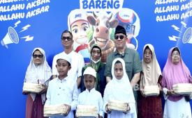 Kegiatan pembagian daging kurban oleh JNE.