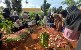Keluarga korban dan siswa mesih memadati makam keenam korban meninggal kecelakaan Bus SMK Lingga Kencana di TPU Parung Bingung, Rangkapan Jaya Baru, Depok, Ahad (12/5/2024). 